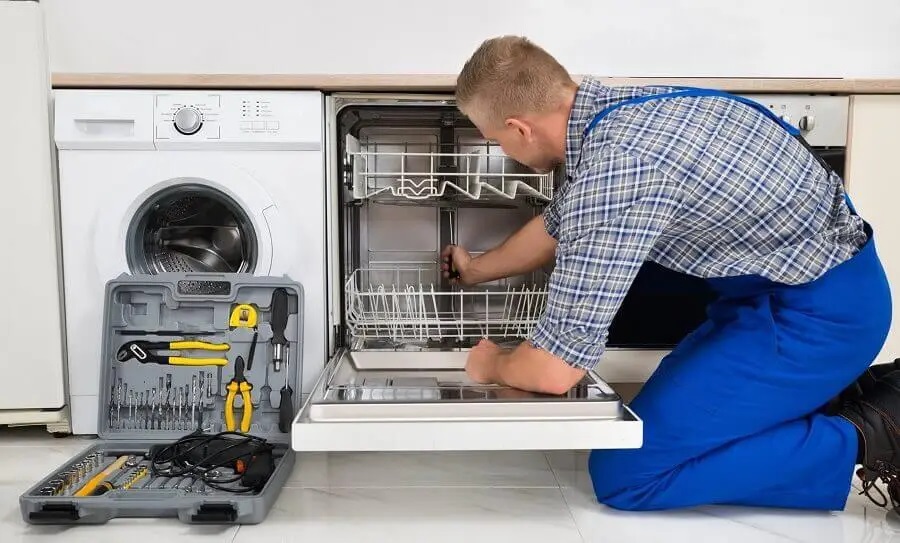 Yığılca Vaillant servisi teknisyen ekibi beyaz eşya tamiri yaparken